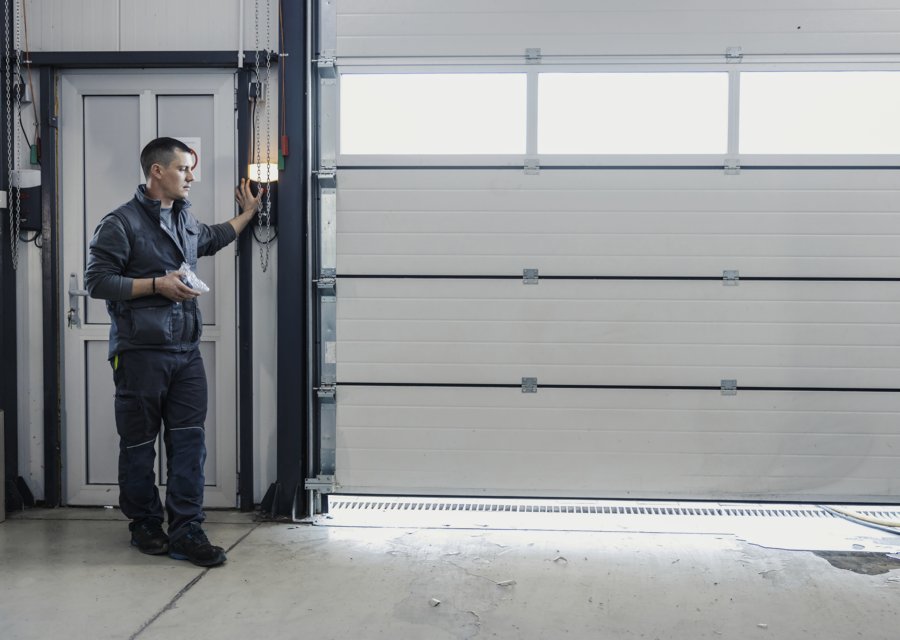 Garage-door work by Hinge Point Garage Doors in Chicago Heights, IL